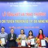 Các tác giả đạt giải nhóm đề tài tuyên truyền về Đề án “Xây dựng Đà Nẵng-Thành phố môi trường.” (Ảnh: Văn Dũng - TTXVN)