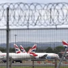 Máy bay đỗ tại sân bay London Gatwick, Anh. (Ảnh: AFP/TTXVN)