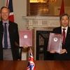 Đại sứ Việt Nam Trần Ngọc An và Đại sứ Vương quốc Anh Gareth Edward Ward ký Hiệp định Thương mại tự do Việt Nam-Vương quốc Anh. (Ảnh: TTXVN phát)