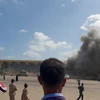 Khói bốc lên sau vụ nổ ở sân bay Aden (Yemen) ngày 30/12/2020. (Ảnh: AFP/ TTXVN)