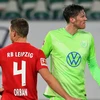 Wolfsburg (áo xanh) lại ngăn RB Leipzig soán ngôi Bayern. (Nguồn: Bundesliga)