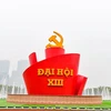 Một biểu tượng lớn với dòng chữ Đại hội XIII được dựng lên phía trước Trung tâm Hội nghị Quốc gia. (Ảnh: PV/Vietnam+)