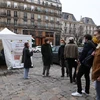 Người dân chờ xét nghiệm COVID-19 tại một điểm xét nghiệm ở Paris, Pháp ngày 16/12/2020. (Ảnh: THX/TTXVN)