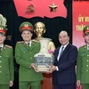 Thủ tướng Nguyễn Xuân Phúc tặng quà và chúc Tết cán bộ chiến sỹ Cục Cảnh sát hình sự. (Ảnh: Thống Nhất/TTXVN)