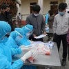 Lấy mẫu xét nghiệm SARS-CoV-2 cho người dân tại xã Hưng Đạo, thành phố Chí Linh chiều 28/1. (Ảnh: Mạnh Minh- TTXVN)