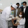 Thứ trưởng Bộ Y Tế Đỗ Xuân Tuyên trực tiếp tiêm vaccine phòng dịch COVID-19 cho một nhân viên y tế của tỉnh Hải Dương. (Ảnh: Mạnh Minh/TTXVN)