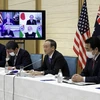 Thủ tướng Nhật Bản Suga Yoshihide Suga (thứ 2 phải) phát biểu tại Hội nghị thượng đỉnh trực tuyến nhóm Bộ Tứ ngày 12/3/2021. (Ảnh: AFP/TTXVN)