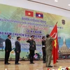 Thượng tướng Vilay Lakhamphong, Bộ trưởng Bộ Công an Lào gắn Huân chương Itsala Hạng II của Đảng Nhà nước Lào cho Cơ quan Đại diện Bộ Công Việt Nam tại Lào. (Ảnh: Phạm Kiên/TTXVN)