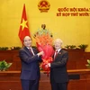 Chủ tịch nước Nguyễn Xuân Phúc tặng hoa Tổng Bí thư Nguyễn Phú Trọng. (Ảnh: Trí Dũng/TTXVN)
