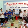 Đoàn cơ sở Cơ quan TTXVN tặng tủ sách Đinh Hữu Dư cho Trường Tiểu học xã Đất Bằng, huyện Krông Pa, tỉnh Gia Lai. (Ảnh: TTXVN)