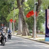 Pano, cờ Tổ quốc rực rỡ trên phố Lê Thái Tổ, quận Hoàn Kiếm (chụp sáng 15/5/2021). (Ảnh: Hoàng Hiếu/TTXVN)