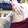 Nhân viên y tế tiêm vaccine phòng COVID-19 cho người dân tại Dayton, Ohio, Mỹ. (Ảnh: AFP/TTXVN)
