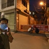 [Photo] Phong tỏa một ngõ ở Long Biên vì phát hiện ca dương tính