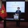 Đại sứ đặc mệnh toàn quyền Việt Nam tại LB Nga Đặng Minh Khôi quyên góp ủng hộ Quỹ vaccine phòng COVID-19. (Ảnh: Trần Hiếu/TTXVN)