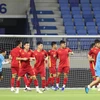 Đội tuyển Việt Nam làm quen sân Al Maktoum. (Ảnh: Hoàng Linh/TTXVN)