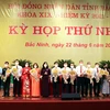 Lãnh đạo tỉnh Bắc Ninh tặng hoa các đồng chí được bầu giữ các chức danh chủ chốt của UBND tỉnh khóa XIX. (Ảnh: Đinh Văn Nhiều/TTXVN)