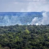 Khói bốc lên từ đám cháy rừng Amazon ở Oiapoque, bang Amapa, Brazil. (Ảnh: AFP/TTXVN)