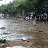 Mưa lớn gây ngập cục bộ tại tuyến đường Lê Thanh, phường Bắc Cường, thành phố Lào Cai. (Ảnh: Quốc Khánh/TTXVN)