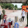 Đoàn công tác của Bộ Y tế kiểm tra chốt phong tỏa khu phố 1, phường 1, thành phố Tuy Hòa, Phú Yên. (Ảnh: Phạm Cường/TTXVN)