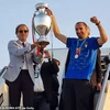 [Video] Các nhà vô địch Italy rước cúp bạc EURO 2020 về đến Rome