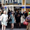 Người dân di chuyển trên đường phố tại London, Anh. (Ảnh: AFP/TTXVN)