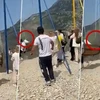 [Video] Hãi hùng xích đu bị đứt, 2 cô gái rơi xuống vách núi