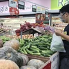Lượng khách đến siêu thị tăng sau khi Hà Nội siết chặt phòng dịch