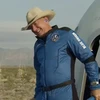 [Video] Cận cảnh tỷ phú Jeff Bezos bay vào vũ trụ thành công
