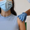 Nhân viên y tế tiêm vaccine phòng COVID-19 cho người dân tại Lampedusa, Italy. (Ảnh: AFP/TTXVN)