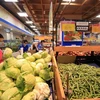 Người dân mua sắm thực phẩm tại siêu thị Co.opmart Hà Nội trong thời gian giãn cách xã hội. (Ảnh: Tuấn Anh/TTXVN)