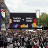 àng nghìn fan tập trung tại một khu fanzone cách không xa biểu tượng Tháp Eiffel, nơi một lá cờ Olympic tung bay trên đó. (Nguồn: Reuters)