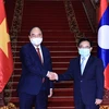 Chủ tịch nước Nguyễn Xuân Phúc hội kiến Thủ tướng Lào Phankham Viphavanh. (Ảnh: Thống Nhất/TTXVN)