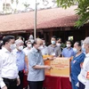 Chủ tịch nước Nguyễn Xuân Phúc thăm động viên các tầng lớp nhân dân thực hiện tốt “Vùng xanh” tại Khu dân cư số 1, phường Mai Động, quận Hoàng Mai, Hà Nội. (Ảnh: Thống Nhất- TTXVN)