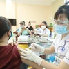 Nhân viên y tế chuẩn bị tiêm vaccine ngừa COVID-19 cho người dân. (Ảnh: Minh Quyết/TTXVN)