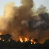 Khói lửa bốc lên tại đám cháy rừng ở vùng Var, miền Nam nước Pháp ngày 17/8. (Ảnh: AFP/TTXVN)