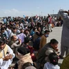Đám đông người sơ tán chờ đợi được rời khỏi Afghanistan tại sân bay quốc tế ở Kabul, ngày 16/8. (Ảnh: AFP/TTXVN)