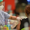 Nhân viên y tế tiêm vaccine ngừa COVID-19 cho người dân tại Bangkok, Thái Lan. (Ảnh: THX/TTXVN)