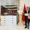 Lễ kỷ niệm được tổ chức gọn nhẹ nhưng trọng thị, trang nghiêm tại Trụ sở Đại sứ quán Tây Ban Nha. (Ảnh: TTXVN)