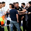 Trận đấu giữa Brazil và Argentina bị hủy bỏ sau khi các quan chức y tế Brazil lao vào sân. (Nguồn: Getty Images)