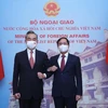 Bộ trưởng Ngoại giao Bùi Thanh Sơn và Bộ trưởng Ngoại giao Trung Quốc Vương Nghị tại lễ đón. (Ảnh: Lâm Khánh/TTXVN)