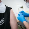 Tiêm vaccine ngừa COVID-19 tại Berlin, Đức. (Ảnh: AFP/TTXVN)