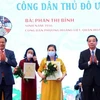 Bí thư Thành ủy Hà Nội Đinh Tiến Dũng và Chủ tịch UBND thành phố Hà Nội Chu Ngọc Anh trao tặng danh hiệu “Công dân Thủ đô ưu tú” năm 2021 cho bà Phan Thị Bính. (Ảnh: Nguyễn Điệp/TTXVN)