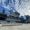 Tàu sân bay HMS Queen Elizabeth neo tại Căn cứ hải quân Changi, Singapore, ngày 11/10/2021. (Ảnh: AFP/TTXVN)