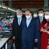 Chủ tịch nước Nguyễn Xuân Phúc thăm Công ty TNHH sản xuất dịch vụ thương mại sản phẩm da LADODA, do ông Đinh Quang Bào, 83 tuổi là đại diện pháp luật. (Ảnh: Thống Nhất/TTXVN)