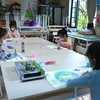 Giờ học vẽ của các em học sinh lớp 2B Trường Tiểu học Trần Quốc Toản. (Ảnh: Công Luật/TTXVN)