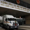 Các xe container chở hàng nông sản chờ làm thủ tục xuất khẩu sang Trung Quốc tại Cửa khẩu quốc tế đường bộ số II Kim Thành. (Ảnh: Quốc Khánh/TTXVN)