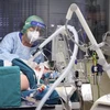 Nhân viên y tế điều trị cho bệnh nhân COVID-19 tại bệnh viện ở Magdeburg, miền đông nước Đức. (Ảnh: AFP/TTXVN)