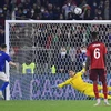 Jorginho sút bóng lên trời từ chấm 11m, đẩy Italy vào thế khó. (Nguồn: football-italia.net)