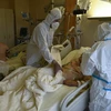 Nhân viên y tế chăm sóc bệnh nhân COVID-19 tại bệnh viện ở Sofia, Bulgaria. (Ảnh: AFP/TTXVN)