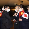 Cán bộ, nhân viên Đại sứ quán Việt Nam tại Nhật Bản đón Thủ tướng Phạm Minh Chính tại Sân bay quốc tế Haneda. (Ảnh: Dương Giang/TTXVN)